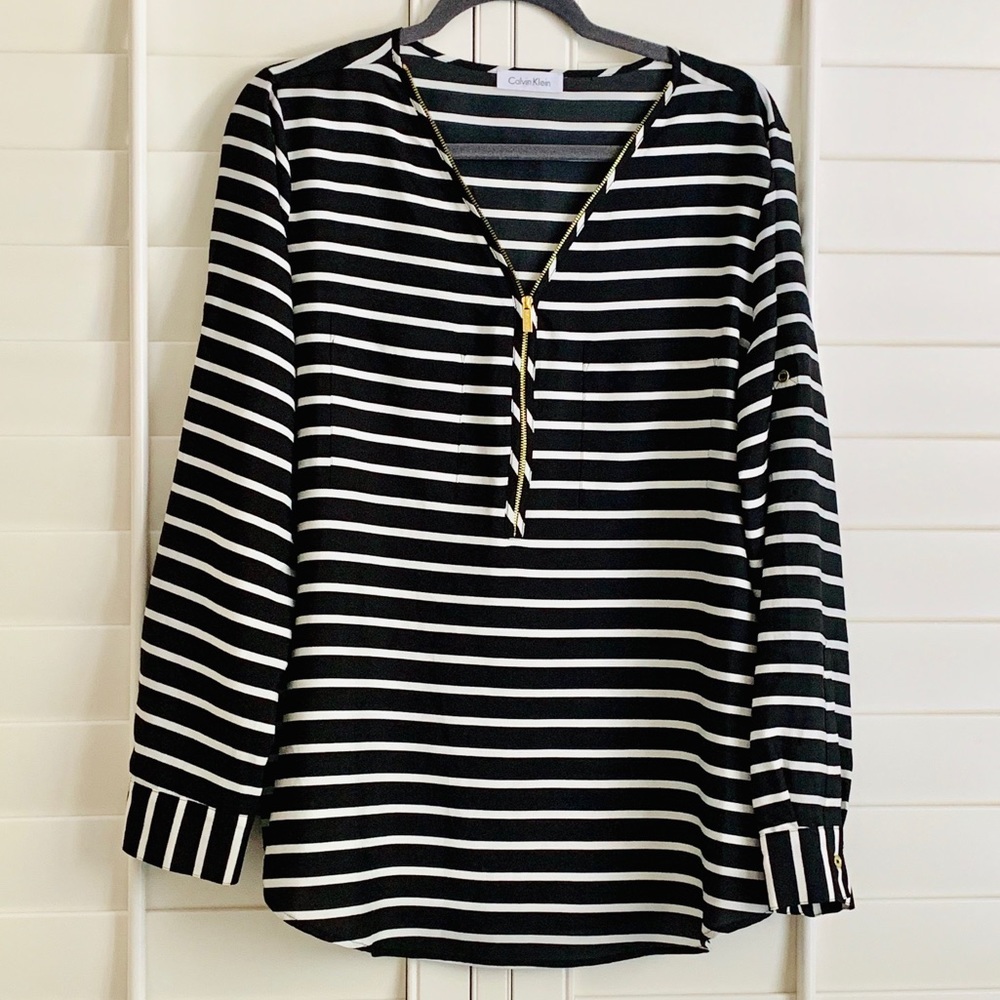 🎉Two for $10🎉 Calvin Klein black white top